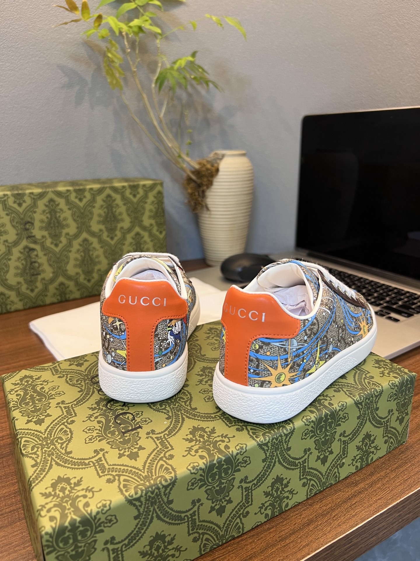 Children's shoes child